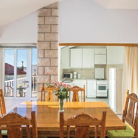3 Bedroom Amazing Apartment In Макарска Экстерьер фото