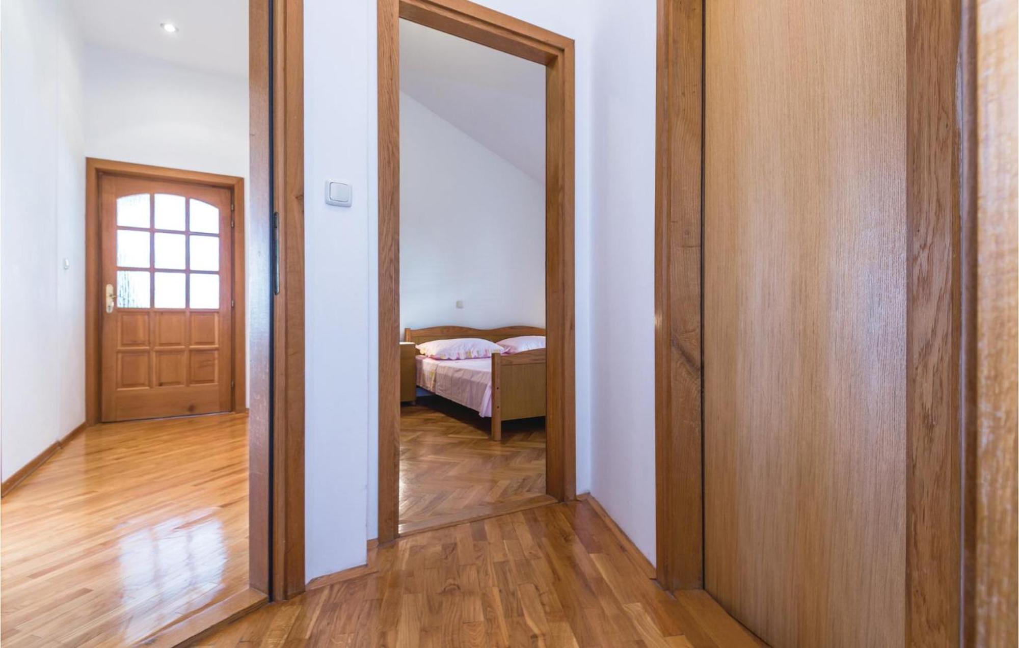 3 Bedroom Amazing Apartment In Макарска Экстерьер фото