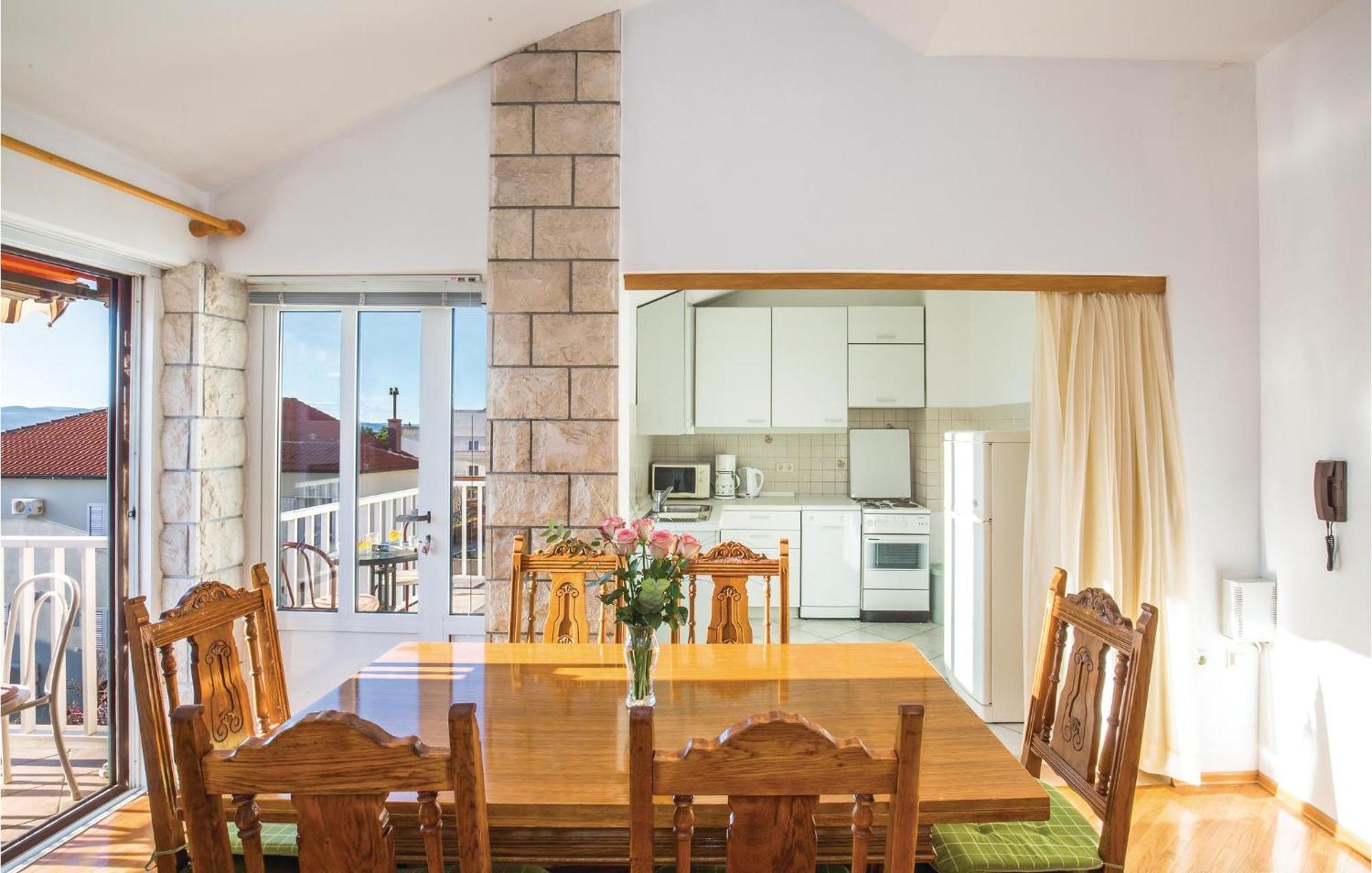 3 Bedroom Amazing Apartment In Макарска Экстерьер фото