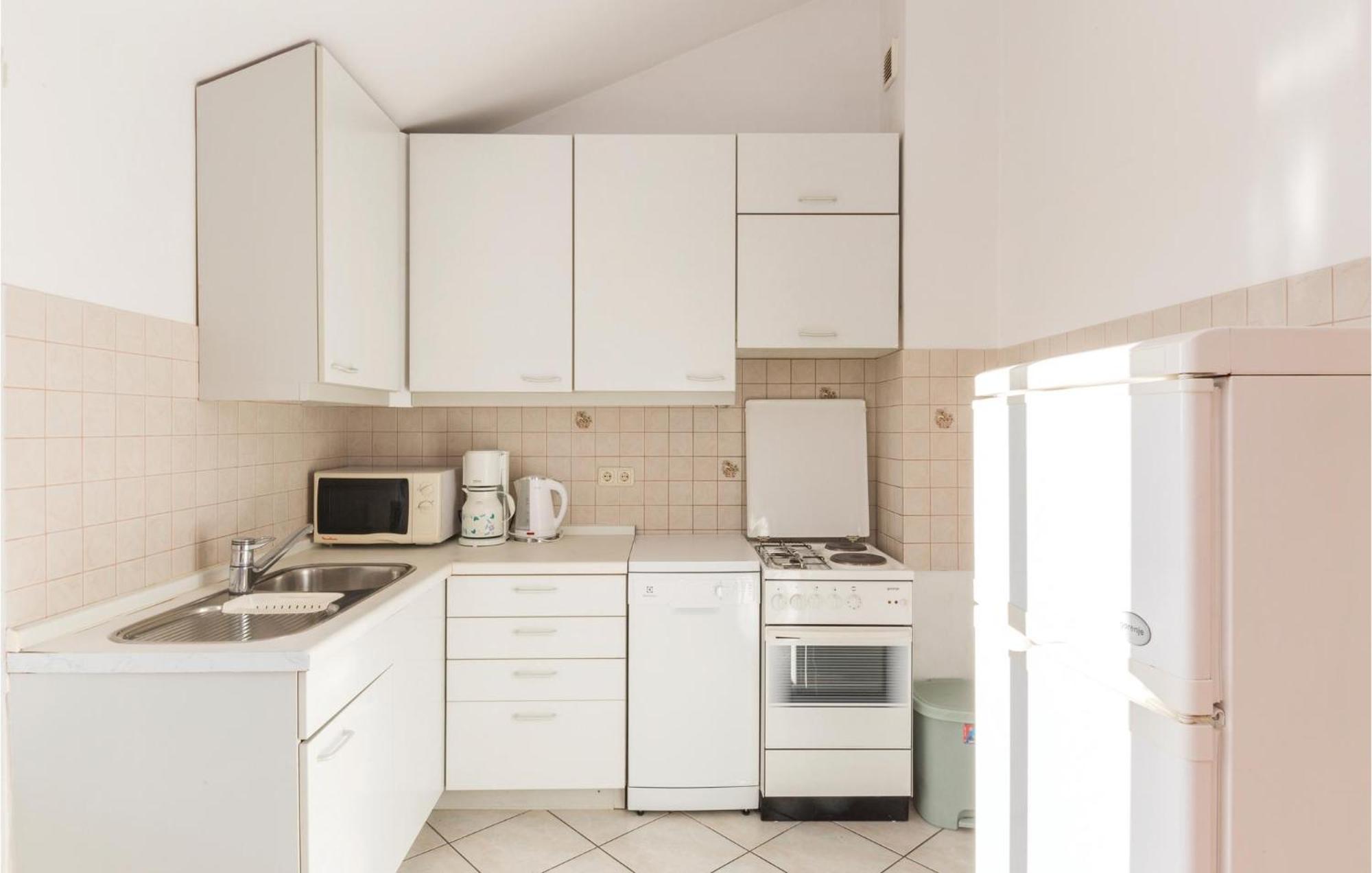 3 Bedroom Amazing Apartment In Макарска Экстерьер фото