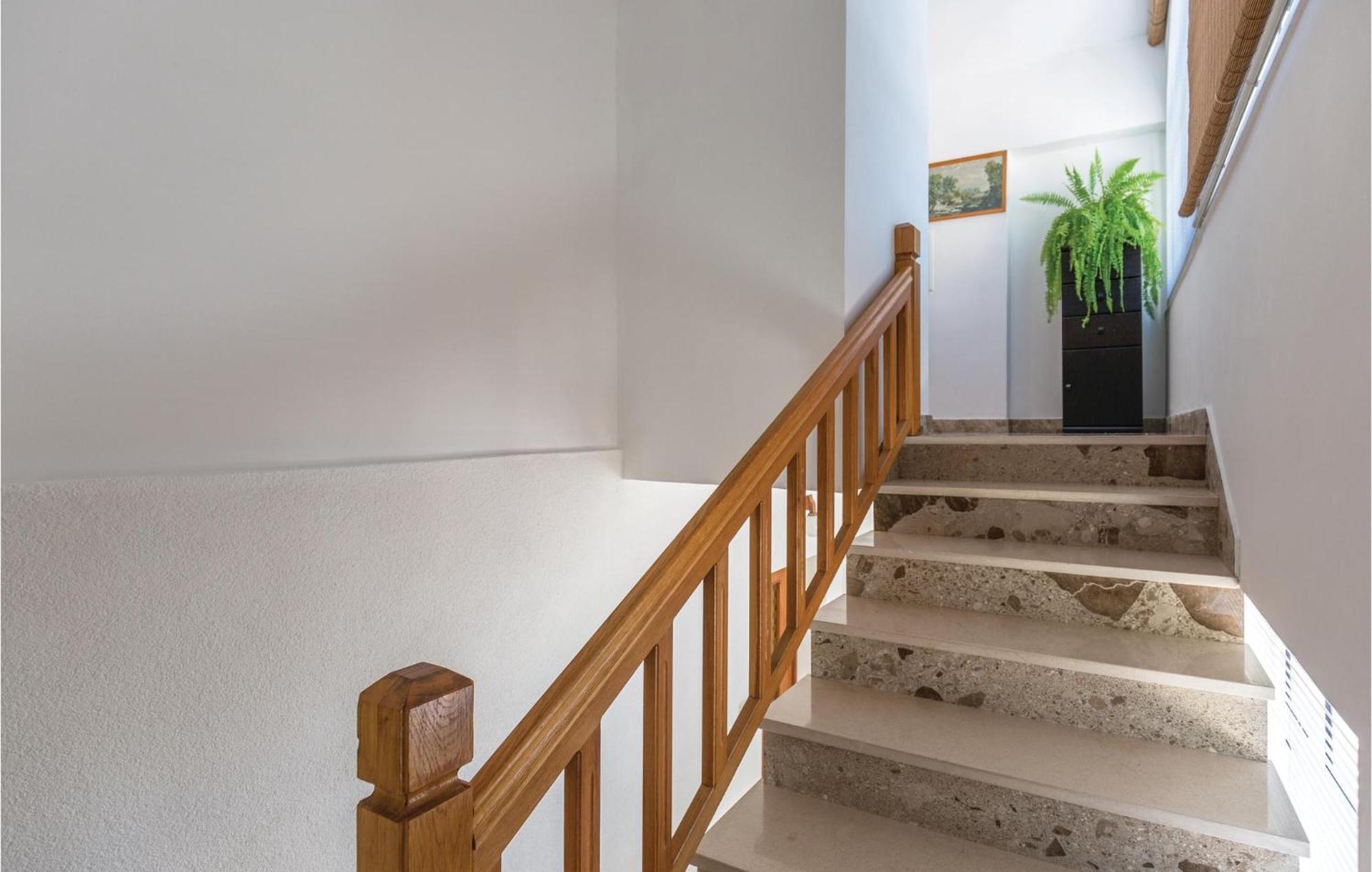3 Bedroom Amazing Apartment In Макарска Экстерьер фото