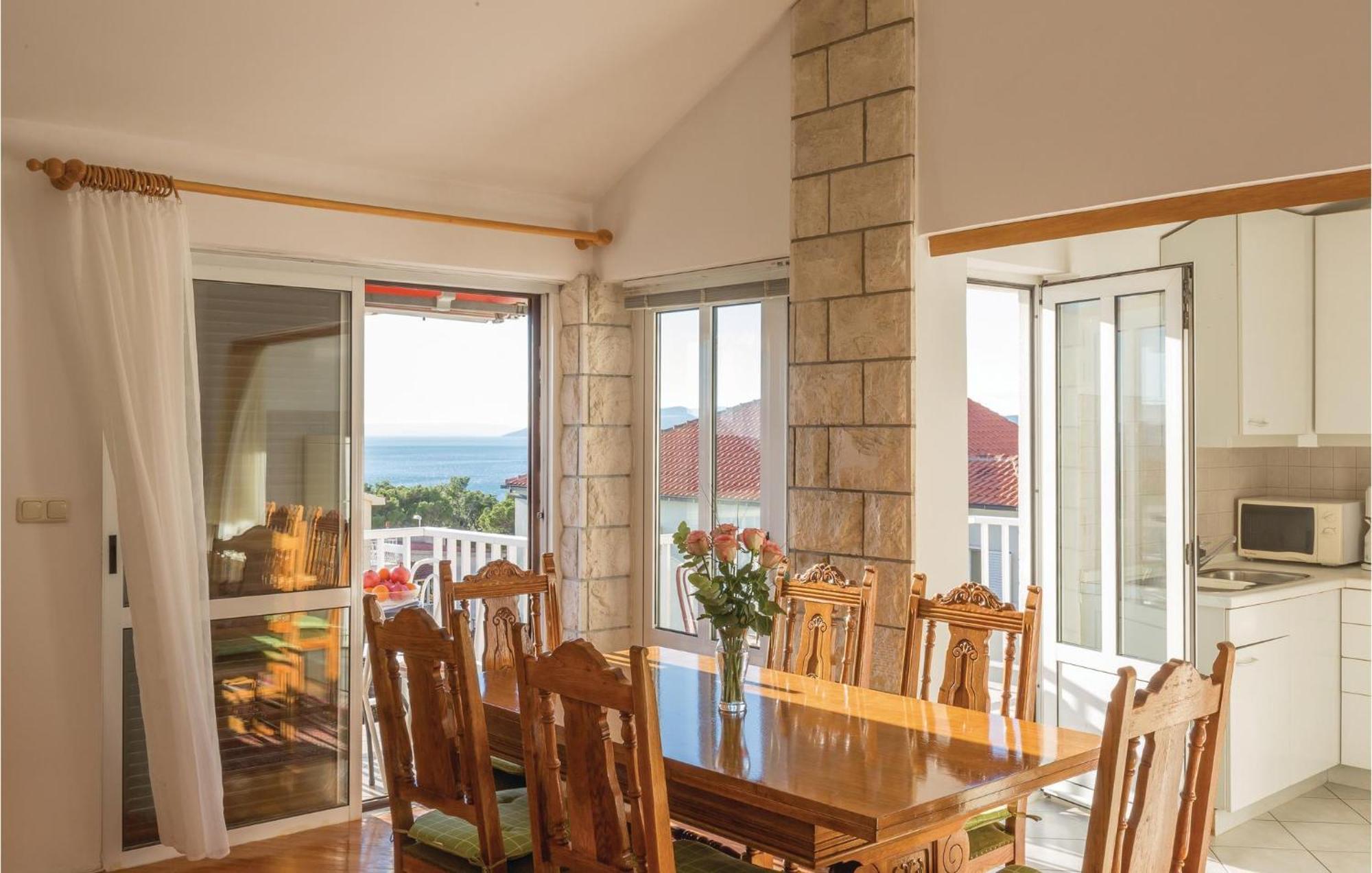 3 Bedroom Amazing Apartment In Макарска Экстерьер фото