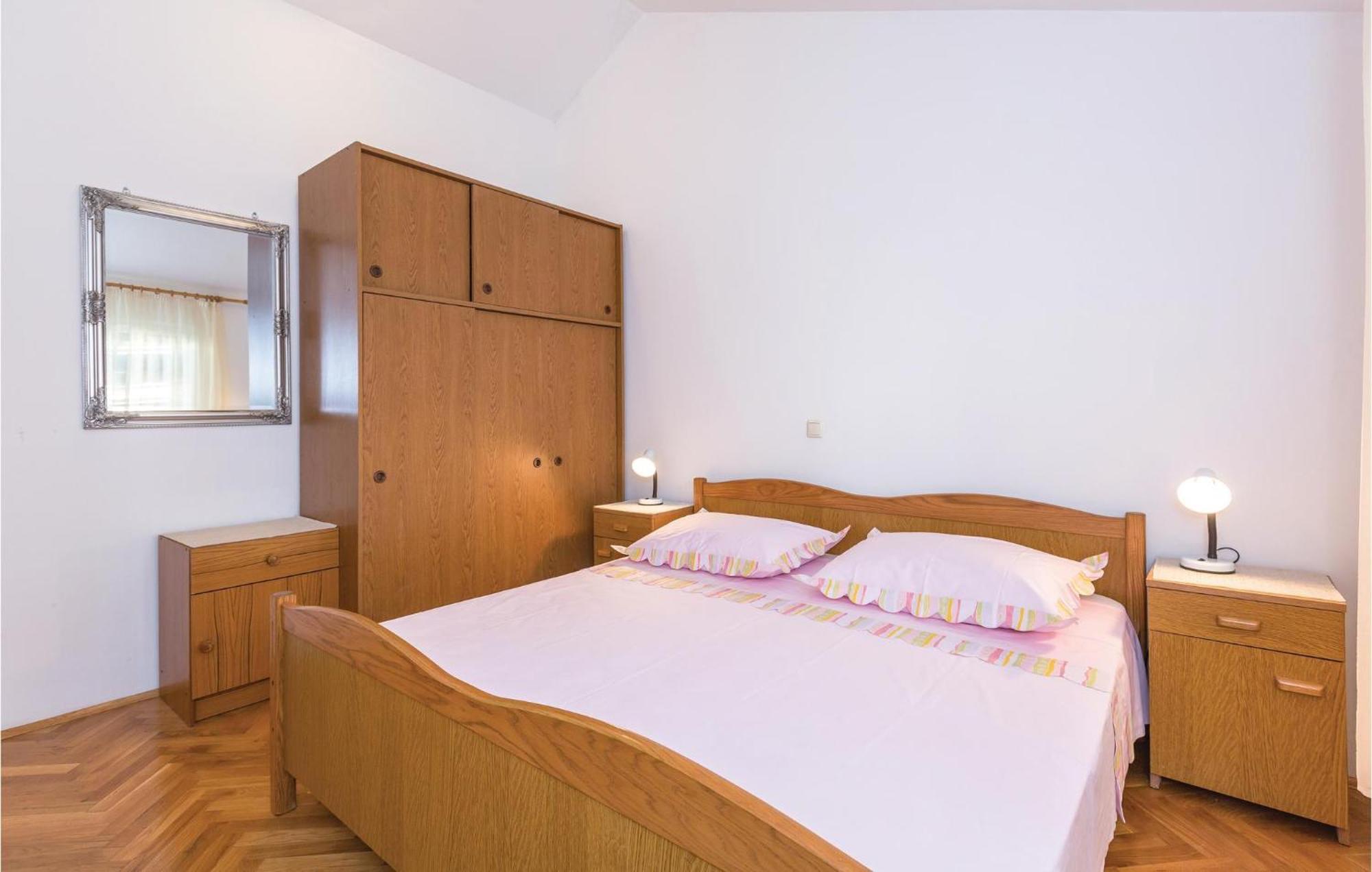 3 Bedroom Amazing Apartment In Макарска Экстерьер фото