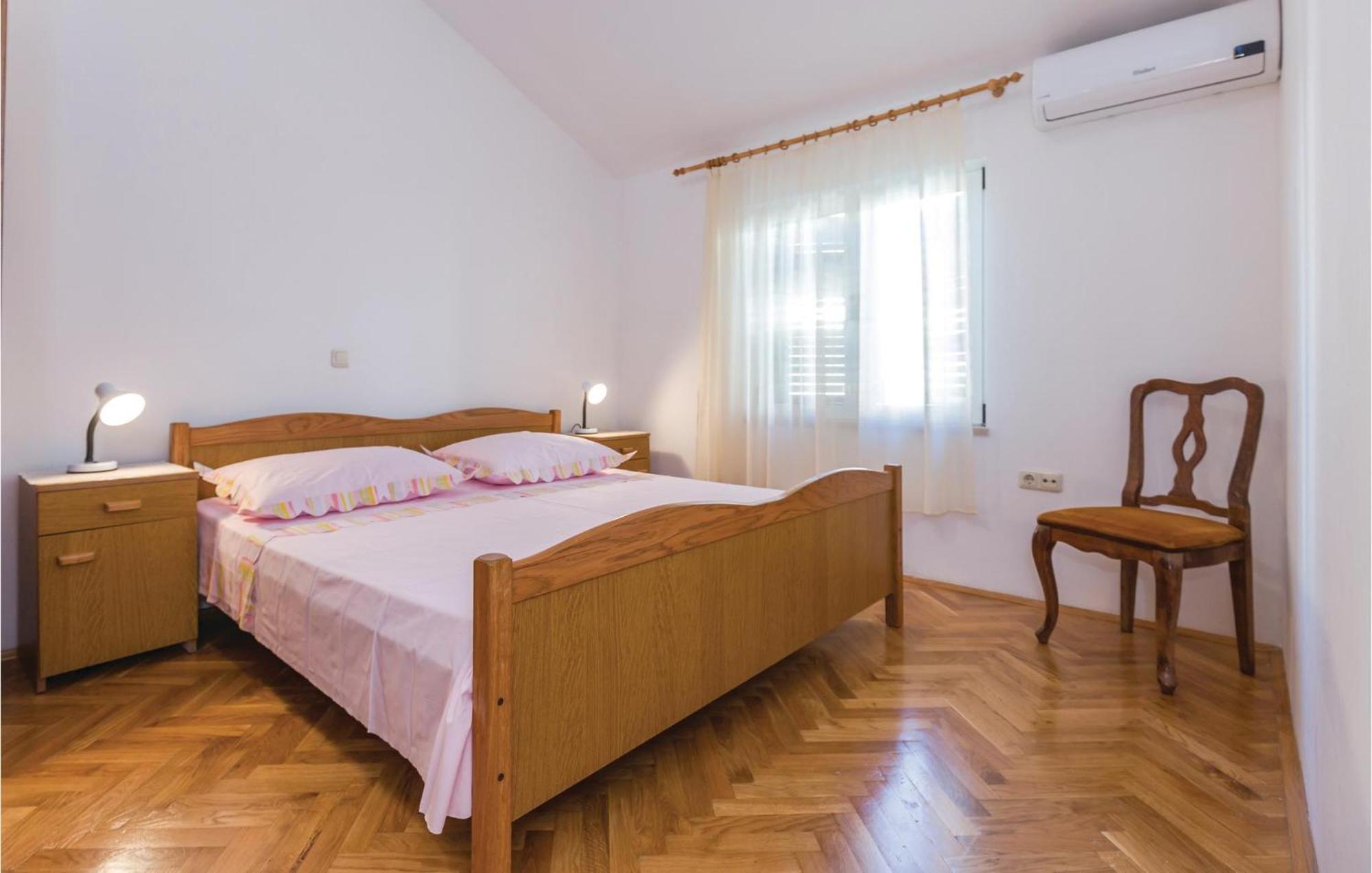 3 Bedroom Amazing Apartment In Макарска Экстерьер фото