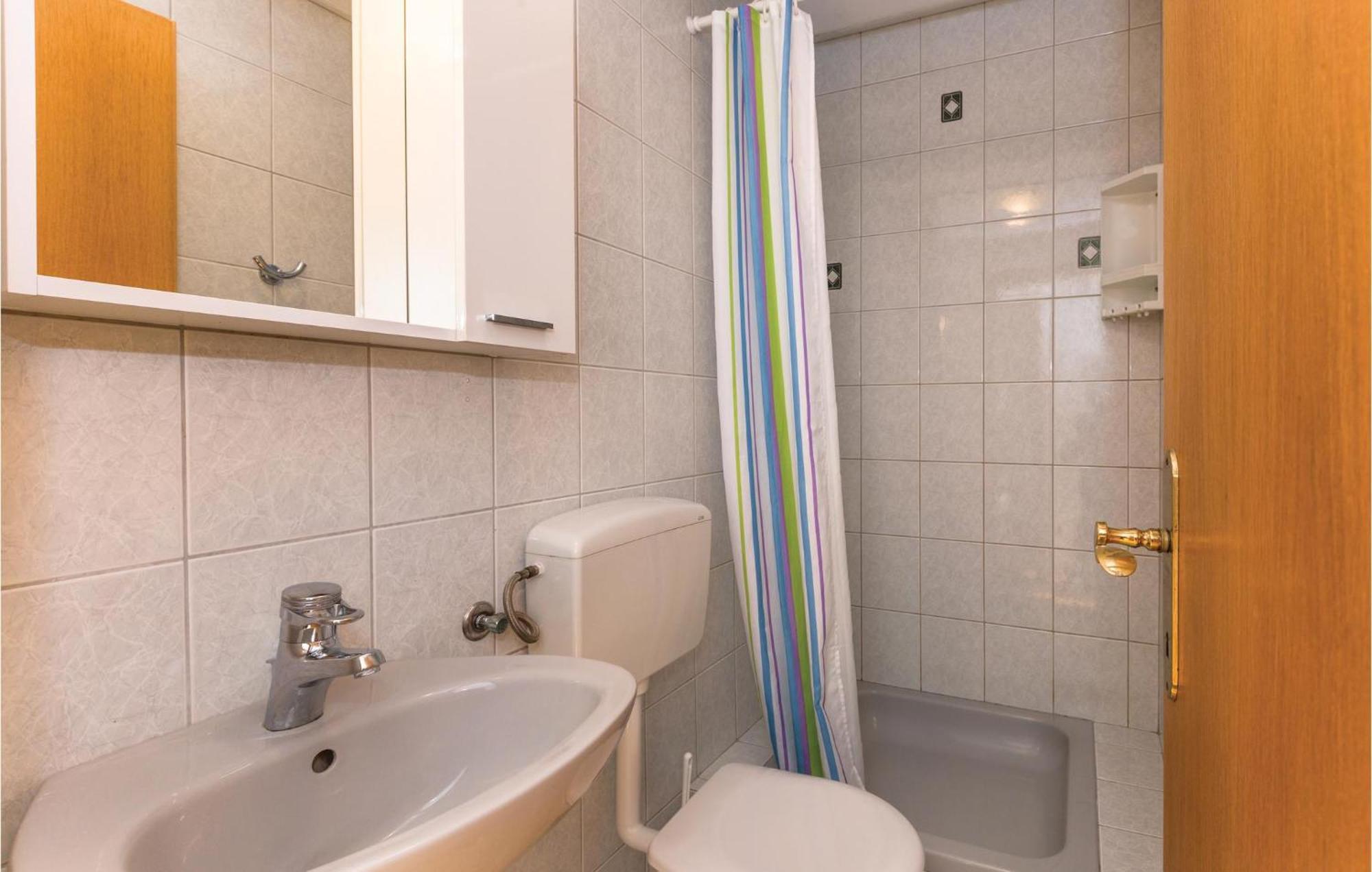 3 Bedroom Amazing Apartment In Макарска Экстерьер фото