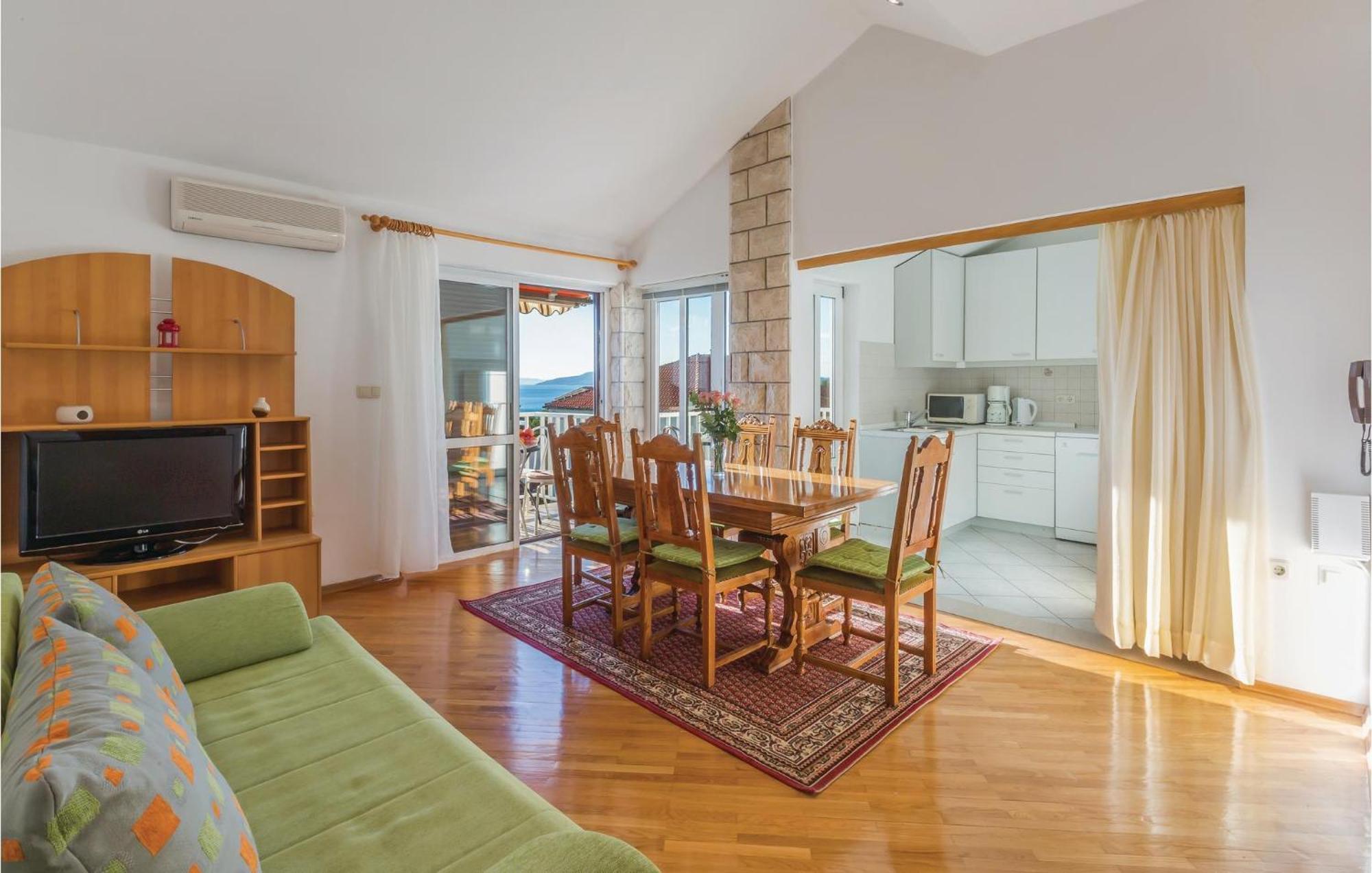 3 Bedroom Amazing Apartment In Макарска Экстерьер фото